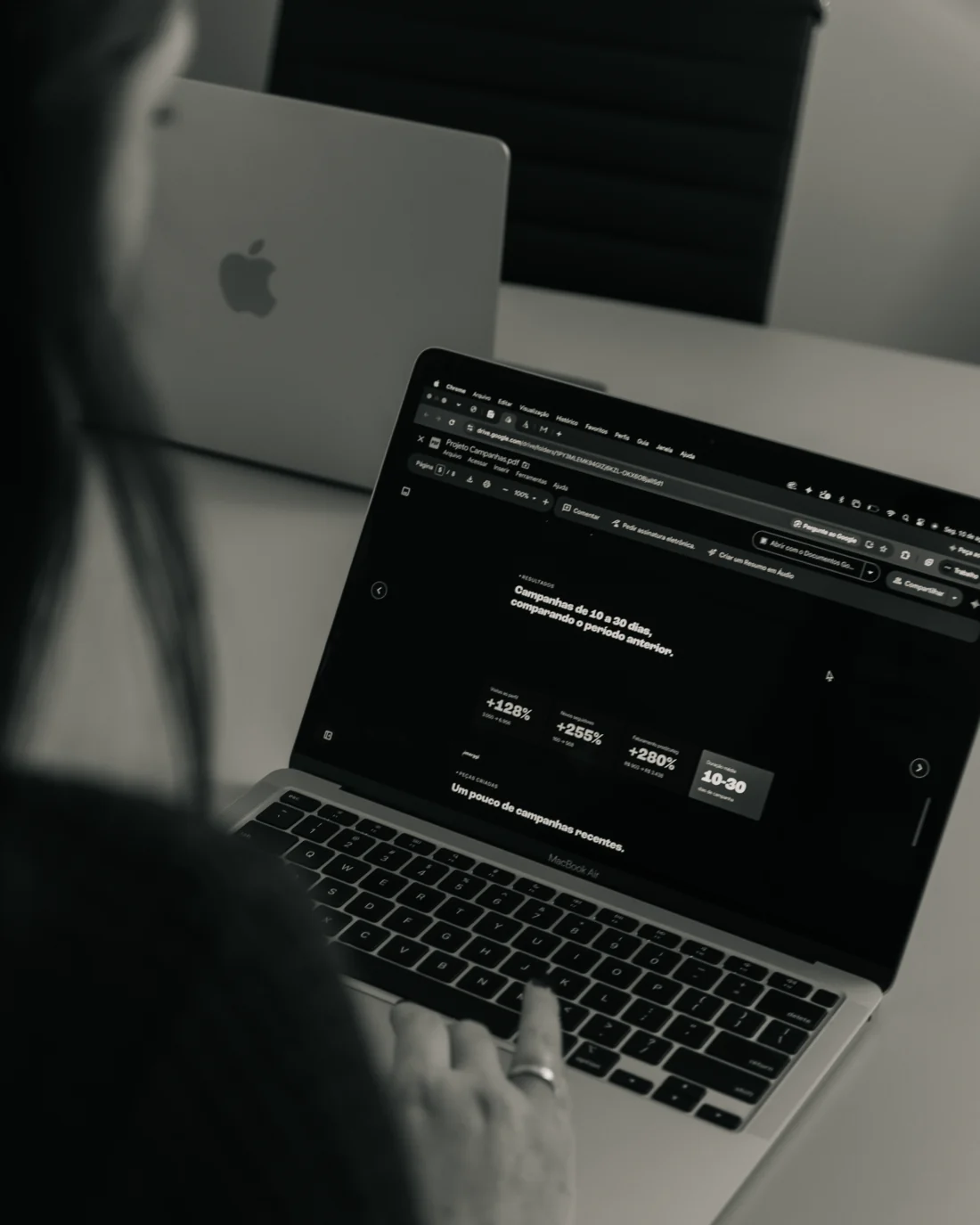 Análise de resultados e planejamento de marketing em um notebook.